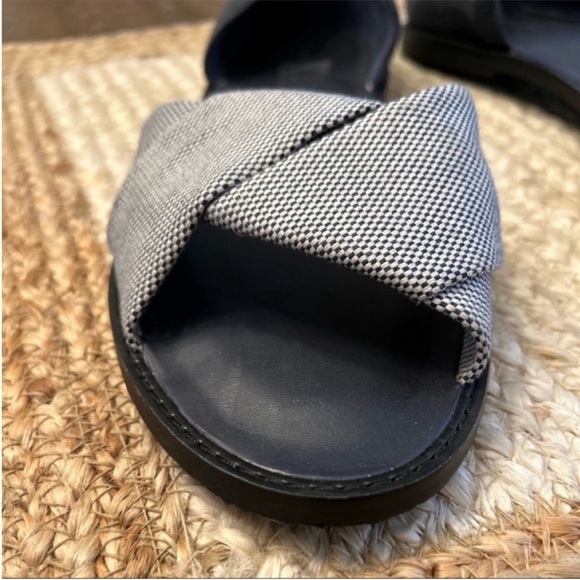 Vince Idara Open Toe Twisted D’Orsay Navy White Sandal Flats Size 9 - Picture 9 of 13